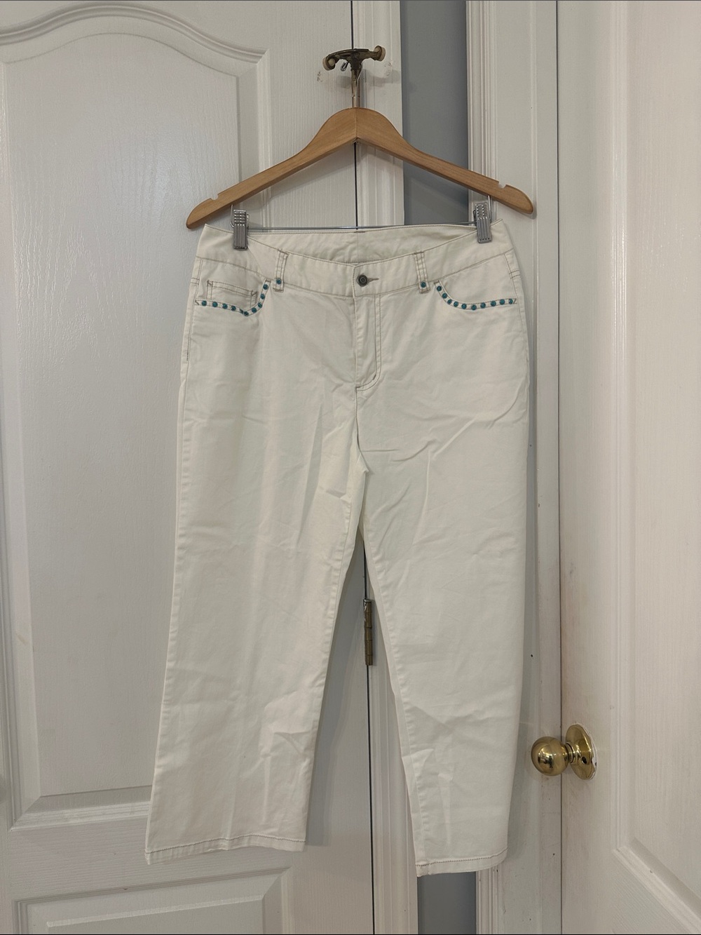 98% COTTON | White Women's Cropped Pants with Beaded Pocket Detail